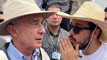 Álvaro Uribe tildó de “cobarde solapado” a Iván Cepeda por promover presunto hostigamiento a su casa a través de un congresista recién electo