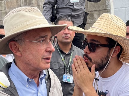 El expresidente Álvaro Uribe protagonizó un tenso momento con el representante electo de Antioquia, Hernán Muriel - crédito Imagen Ilustrativa Infobae
