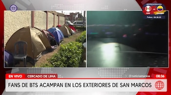 Transmisión informativa en pantalla dividida que muestra tiendas de campaña alineadas sobre una acera y rótulos de noticias en vivo