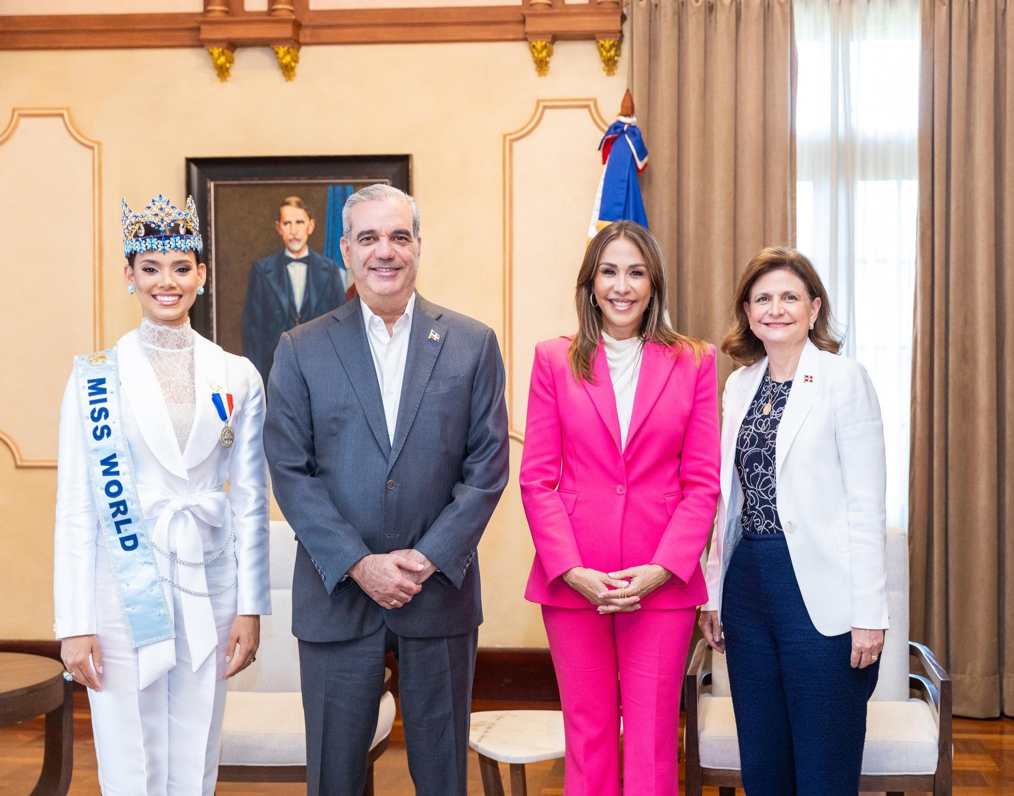 La nueva Miss Mundo, quien trabaja como docente y comunicadora, promovió la enseñanza del inglés para niños en el concurso. (Foto cortesía Presidencia de la República Dominicana)