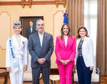 La nueva Miss Mundo, quien trabaja como docente y comunicadora, promovió la enseñanza del inglés para niños en el concurso. (Foto cortesía Presidencia de la República Dominicana)