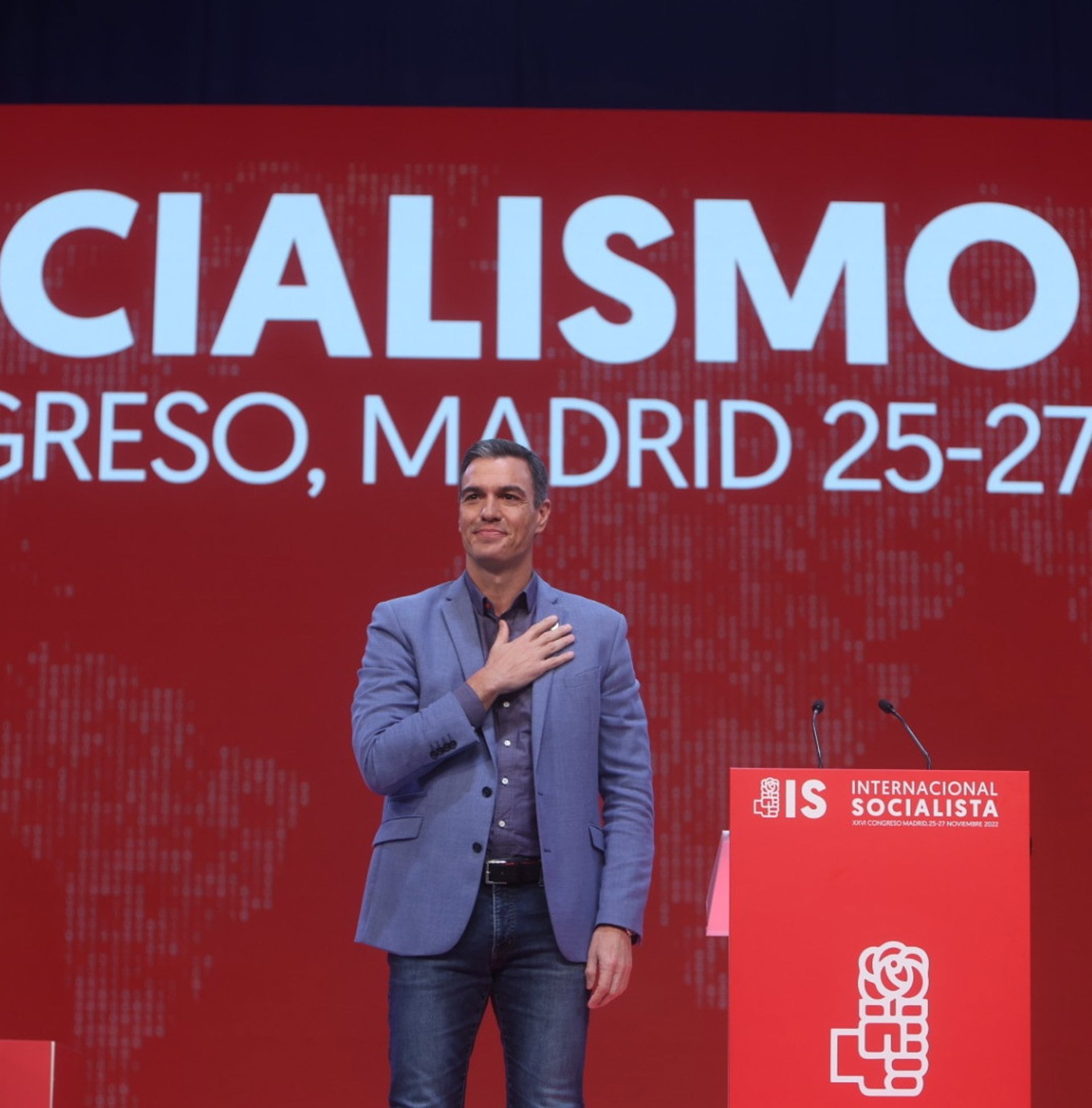 27/11/2022 El presidente del Gobierno, Pedro Sánchez, saluda tras su proclamación como presidente de la Internacional Socialista durante la última jornada del XXVI Congreso de la Internacional Socialista (IS), en IFEMA Madrid, a 27 de noviembre de 2022, en Madrid (España). En esta última sesión del Congreso de la IS, organización internacional de partidos socialdemócratas, socialistas y laboristas, tiene lugar la proclamación de Sánchez como el primer presidente español de la Internacional Socialista. El secretario general del Partido Socialista Obrero Español (PSOE), y presidente del Gobierno de Esapaña, Pedro Sánchez, ya fue proclamado al inicio del congreso en este cargo. Es el único candidato que se presentó para relevar al griego, Yorgos Papandréu, que llevaba en el cargo desde 2006.POLITICA Ricardo Rubio - Europa Press
