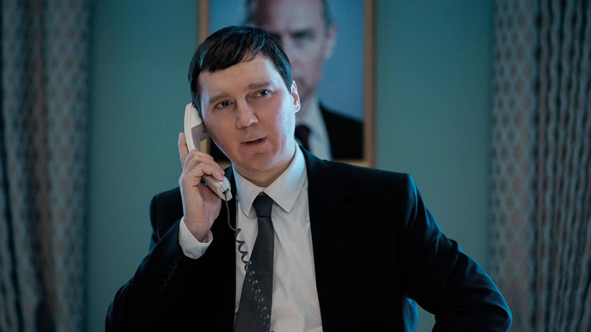 Paul Dano como Vladislav Surkov en