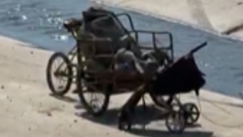 Un hombre de entre 45 y 50 años apareció sin vida sobre un triciclo amarillo de carga en el interior de la canalización de la colonia Cañón del Padre, en Tijuana. Crédito: Redes sociales
