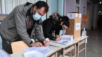 Con barbijos y kit sanitarios