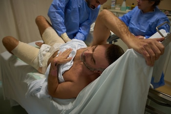 Los hospitales de Beirut están colapsados por la llegada de heridos graves (AP Foto/Emilio Morenatti)