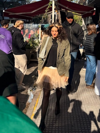 El look de Rosalía para recorrer el barrio de Palermo antes de sus shows en Buenos Aires