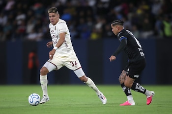 Jordy Alcívar (d) de Independiente disputa un balón con Sebastián Guzmán de Tolima este martes, en el partido de vuelta de los octavos de final de la Copa Libertadores entre Independiente del Valle y Deportes Tolima en el estadio Banco Guayaquil, en Quito (Ecuador)-crédito STR/EFE