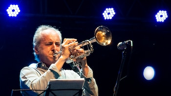 Juan Cruz de Urquiza rinde homenaje a Miles Davis en su centenario: “El músico de jazz que más ha pateado el tablero en toda su carrera”