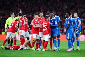 La regla busca cerrar la puerta a la posibilidad de que las cámaras y los árbitros no puedan identificar comentarios discriminatorios - crédito EFE/EPA/JOSE SENA GOULAO