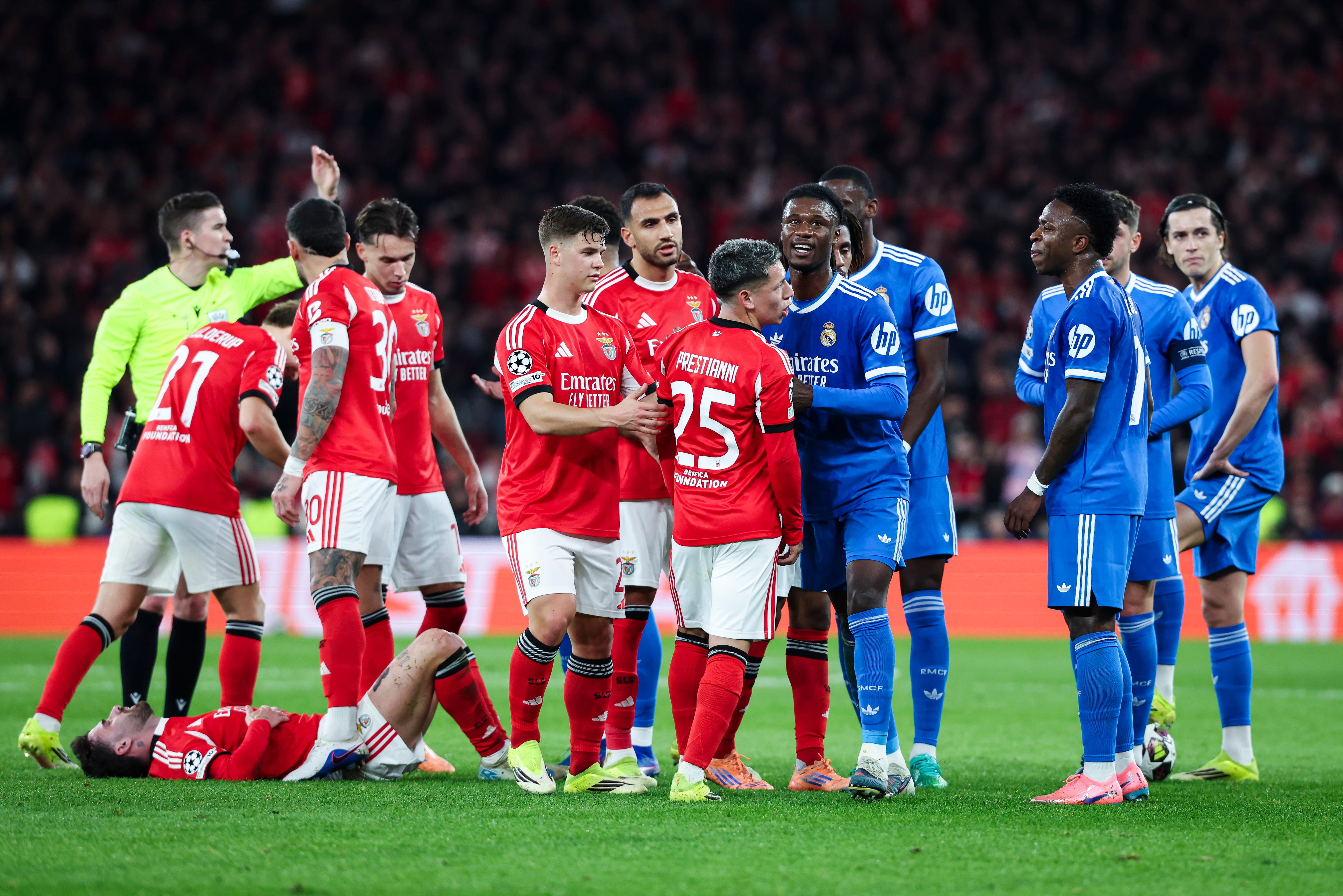 La regla busca cerrar la puerta a la posibilidad de que las cámaras y los árbitros no puedan identificar comentarios discriminatorios - crédito EFE/EPA/JOSE SENA GOULAO