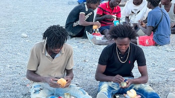 Migraciones afirma que ningún migrante en Ceuta se va a quedar sin ayuda humanitaria y reparte más de 2.500 kits diarios