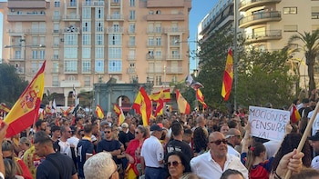 Más de 2.000 ceutíes se han manifestado este miércoles y han llegado hasta la Delegación del Gobierno en protesta ante la "inacción" del Gobierno en la gestión de la crisis migratoria. (Gabriela Sardá Núñez / Europa Press)