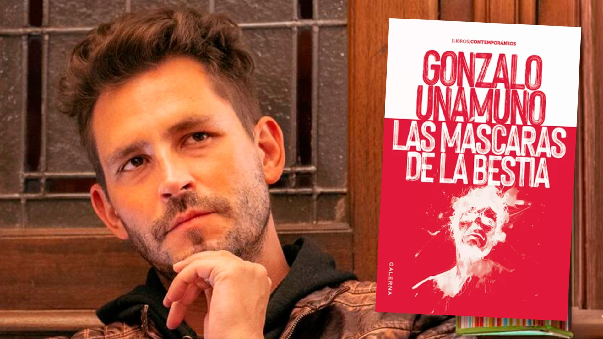 El escritor Gonzalo Unamuno posa junto a la portada de su libro titulado Las máscaras de la bestia, publicado por la editorial Galerna.