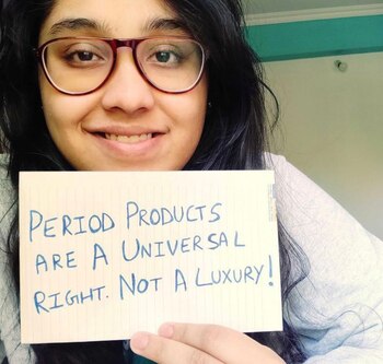 Una chica con un cartel