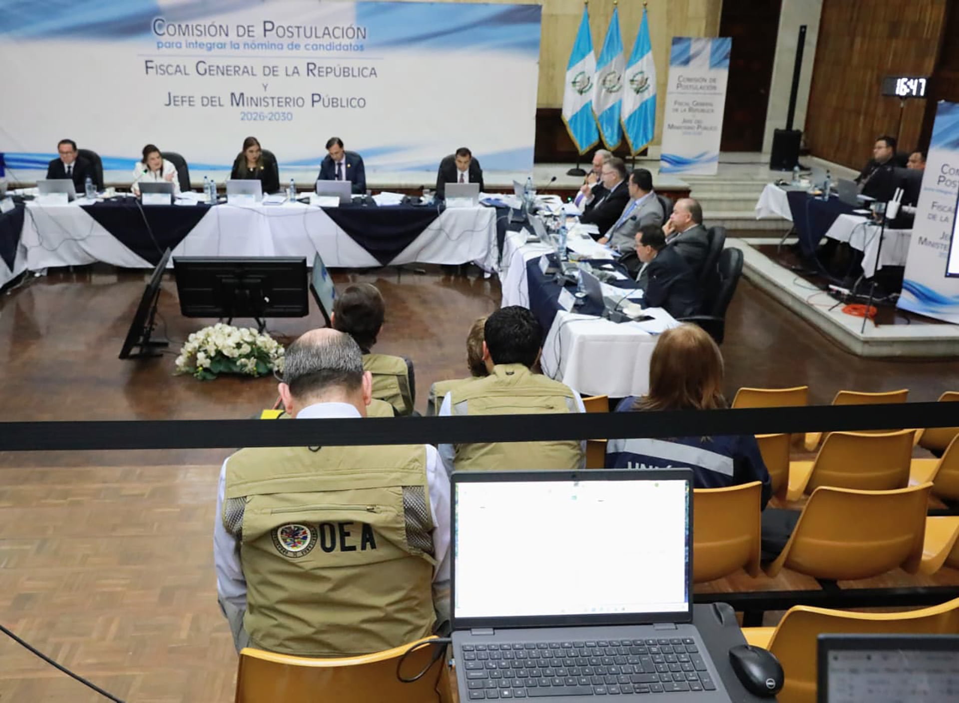 Miembros de la Comisión de Postulación en Guatemala evalúan candidatos para Fiscal General y Jefe del Ministerio Público durante una sesión con observadores presentes. (Diario de Centromerica)
