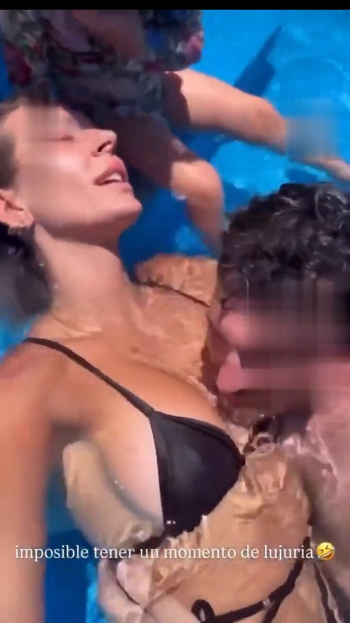 “Alfi, ¿nos dejás un ratito a mamá y a papá solitos?”, le pregunta la artista, mientras el exfutbolista continúa besándola y su hija chapotea en el agua muy cerca (Instagram)