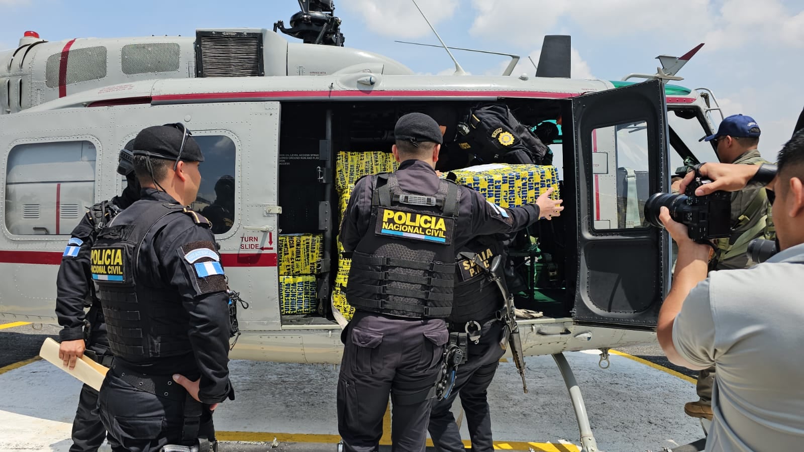 Este operativo constituye un avance en la lucha contra el narcotráfico, logrado gracias a la coordinación entre la Policía Nacional Civil, el Ejército de Guatemala y el Ministerio Público, que garantizaron la seguridad y el resguardo de la evidencia. (Cortesía: PNC de Guatemala)