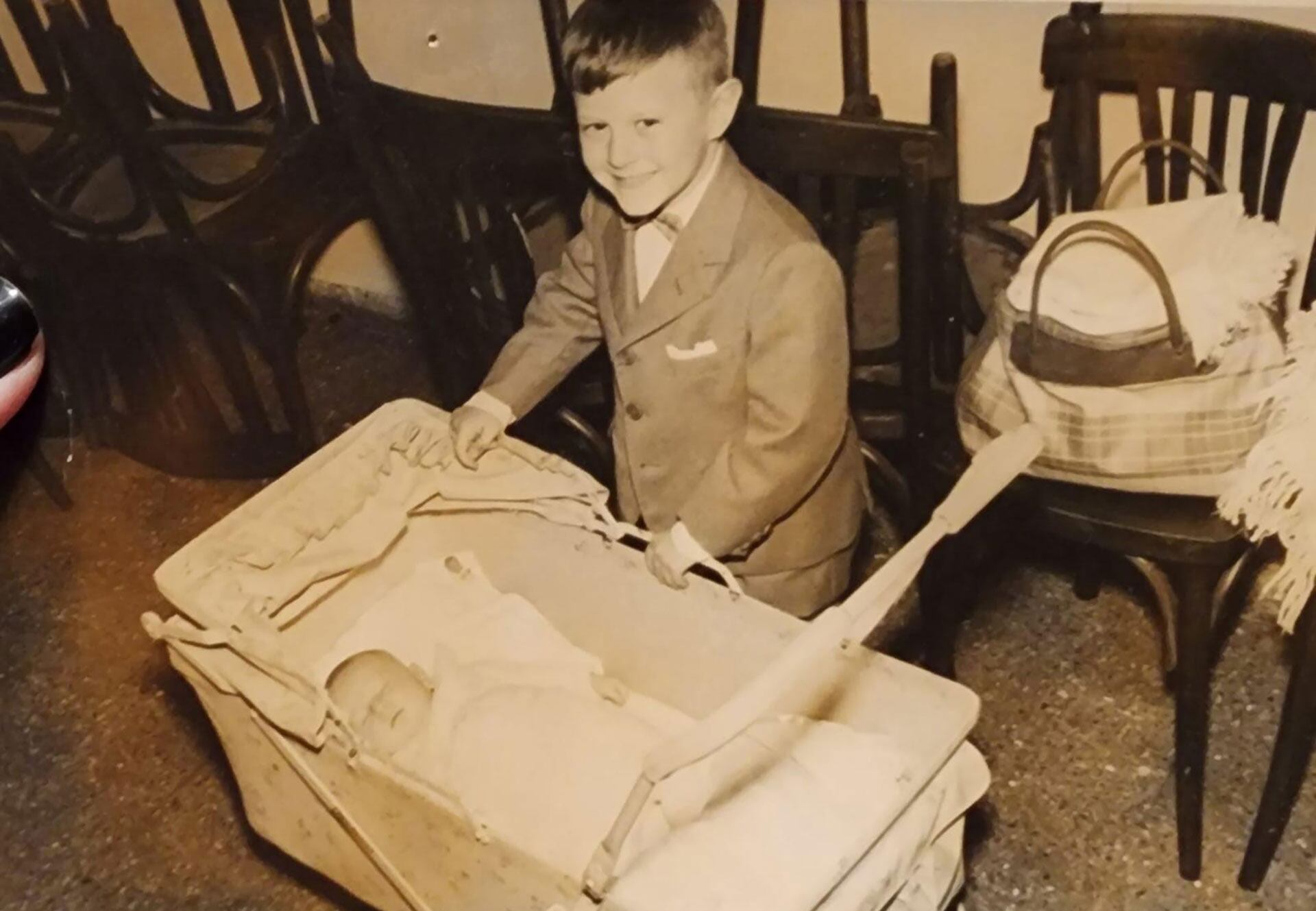 Julia Zenko recién nacida, escoltada por su hermano Juan Simón, seis años mayor que ella