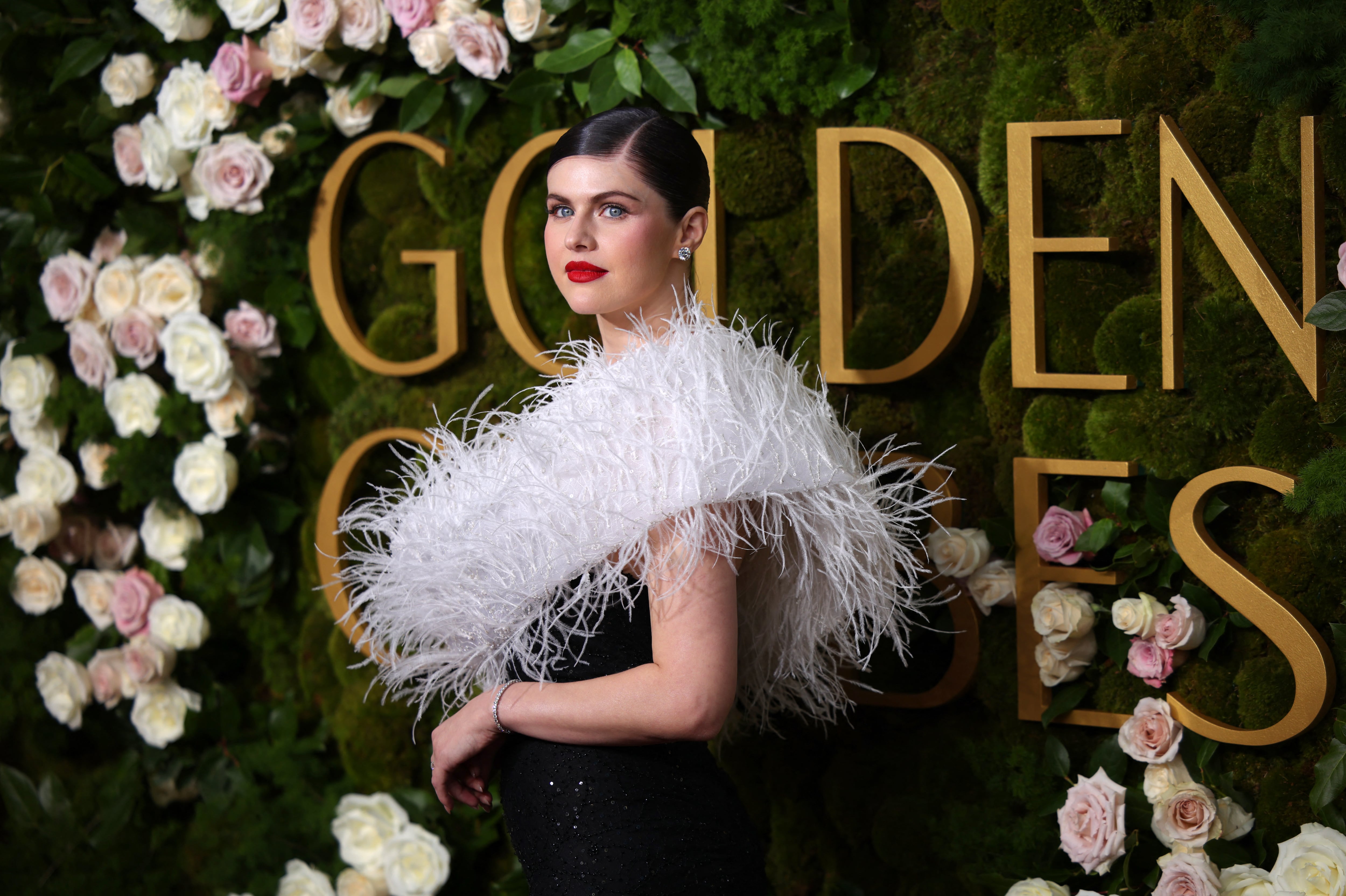 Alexandra Daddario en la gala de los premios Globos de Oro en Beverly Hills, California, el 5 de enero de 2025. (REUTERS/Daniel Cole)