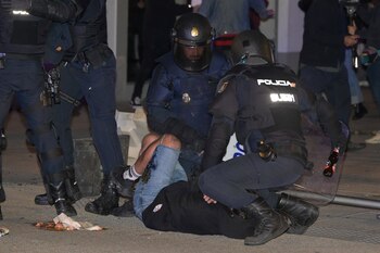 21/10/2026 La policía carga contra los manifestantes durante una concentración contra la represión policial sufrida en los últimos días, a 21 de octubre de 2026, en A Coruña, Galicia (España). La visita de Abascal esta mañana a A Coruña concluyó con incidentes y cargas policiales en la plaza de María Pita. Los disturbios dejaron un saldo de doce heridos y dos detenidos.
POLITICA
M. Dylan - Europa Press