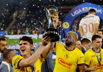 Soccer Football - Liga MX - Final - Second Leg - Monterrey v America - Estadio BBVA, Monterrey, Mexico - December 15, 2024 America's Israel Reyes lifts the trophy after winning the championship of Liga MX for the third time, first since 1985 REUTERS/Daniel Becerril