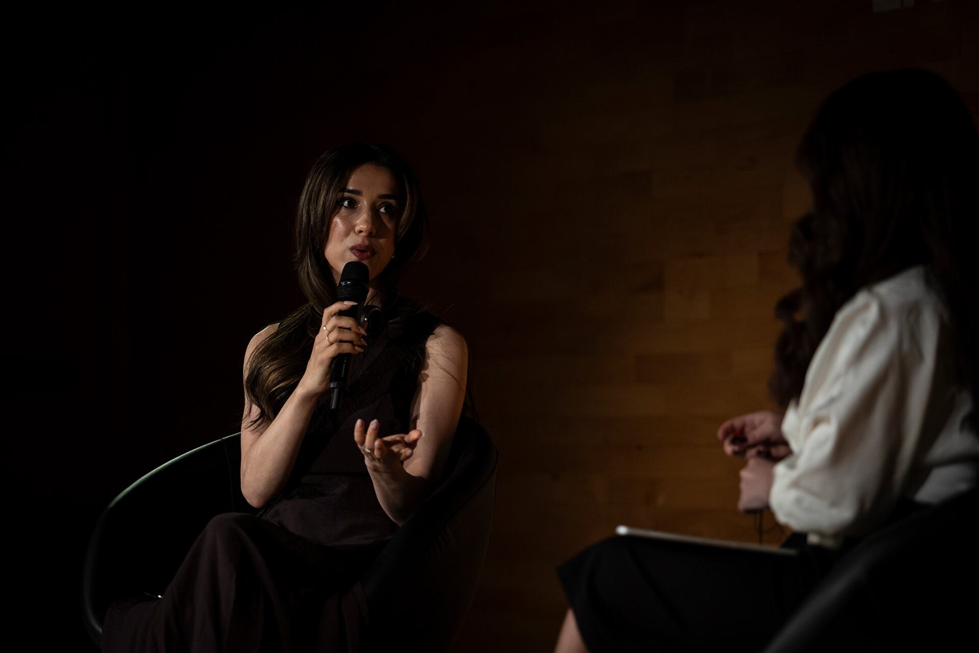 Nadia Murad en conversación con Adilia de las Mercedes, de Mujeres de Guatemala (AMG), en La Casa Encendida, de Madrid, el 10 de junio