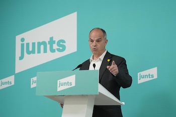 26/06/2025 El secretario general de Junts, Jordi Turull, ofrece una rueda de prensa para valorar la sentencia favorable del Tribunal Constitucional a la Ley de Amnistía, a 26 de junio de 2025, en Barcelona (España). El Tribunal Constitucional (TC) ha avalado, con los seis votos a favor de la mayoría progresista y los cuatro en contra de la minoría conservadora, la ley de amnistía destinada a borrar los delitos cometidos en el marco del proceso independentista catalán, que alcanzó su clímax con el 1-O, al concluir que la medida de gracia no está prohibida en nuestra Carta Magna y que persigue una finalidad legítima, descartando la "autoamnistía".
POLITICA
David Zorrakino - Europa Press