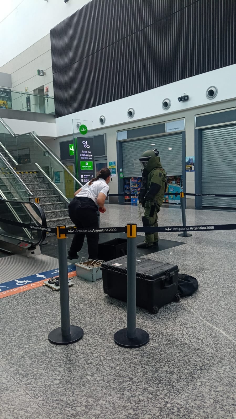 El equipo antibombas de la PSA trabajó en el lugar