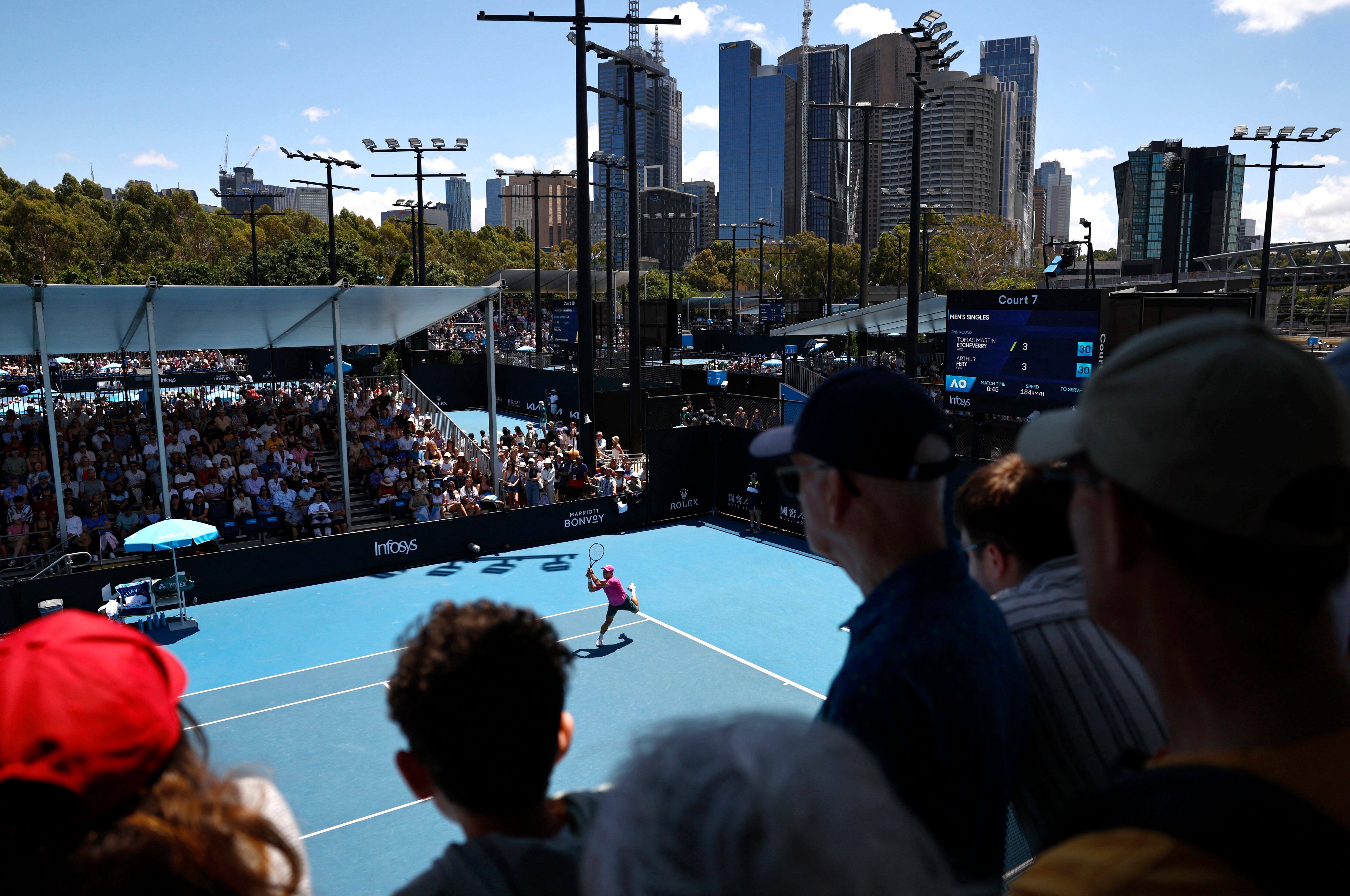 El público en el court 7 durante el duelo de Tomás Martín Etcheverry ante Arthur Fery (Foto: Reuters/Tingshu Wang)