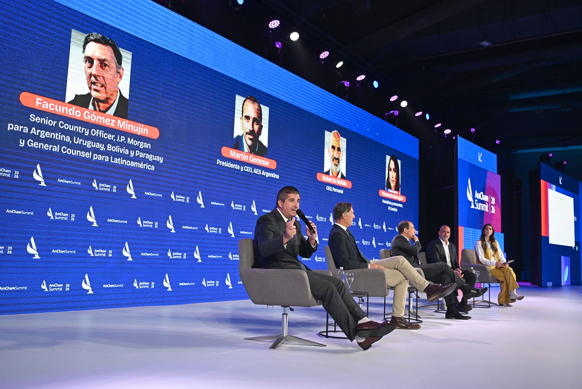 Panelistas discuten temas económicos y de negocios durante el AmCham Summit 26, un encuentro crucial para el sector empresarial. ( Maximiliano Luna)
