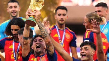 Pedri y Yéremy Pino reciben el Premio al Deporte Canario 2026