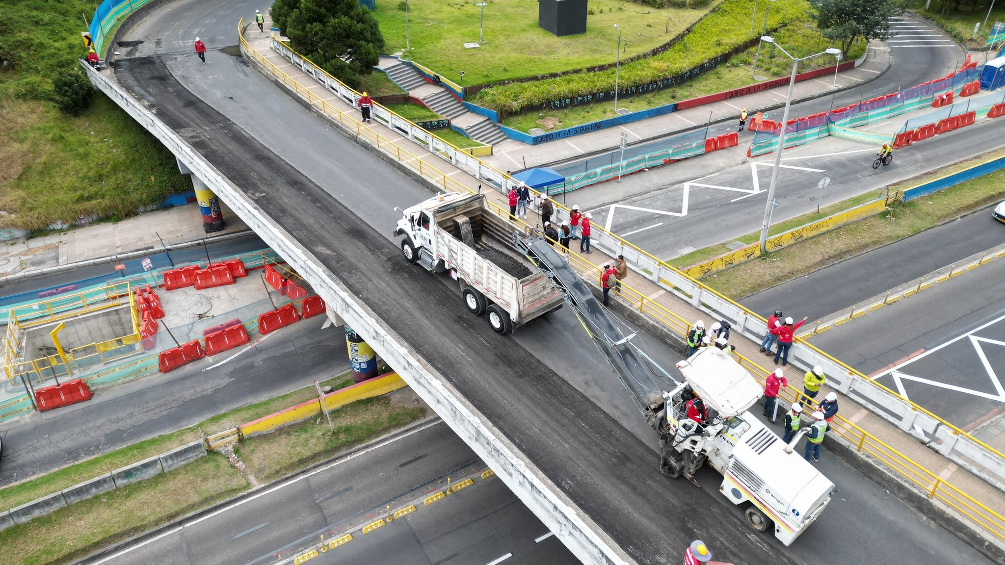 El 13 de septiembre inició el desmonte del puente de la calle 100 con carrera Séptima - crédito @idubogota/X