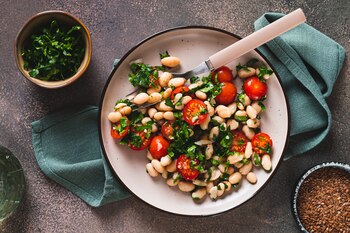 Ensalada de alubias blancas con