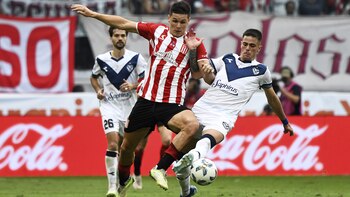 Gómez marca a Carrillo ante