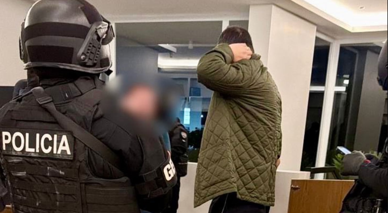 El momento de la detención de Aquiles Álvarez. (Fiscalía Ecuador)