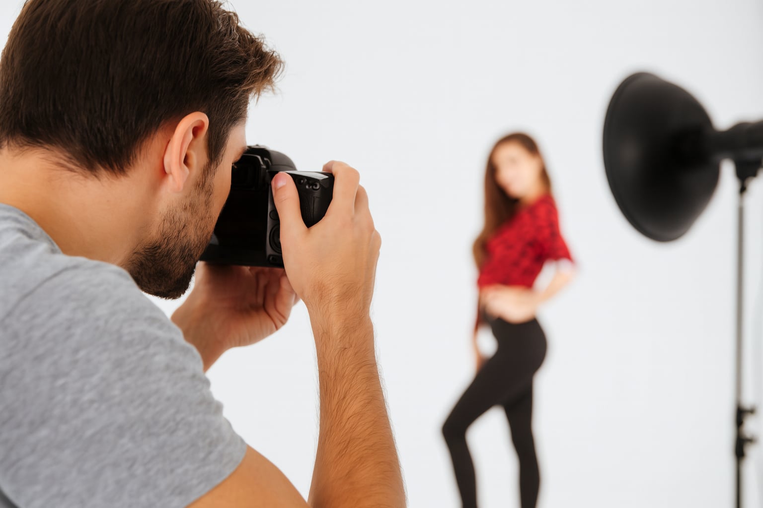 William Richard Bradford utilizó falsas promesas de modelaje para atraer a sus víctimas en Los Ángeles durante los años ochenta (Imagen Ilustrativa Infobae)