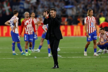 Diego Simeone aplaude al finalizar la Copa del Rey con derrota para su equipo ante la Real Sociedad (EFE/Julio Muñoz.)