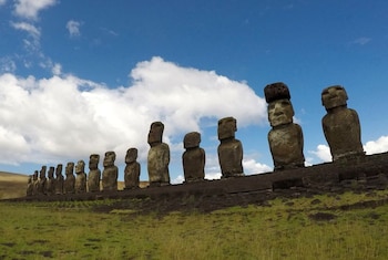 Rapa Nui o Isla de Pascua pertenece a Chile y se sitúa a más de 3.200 kilómetros del continente, famosa por sus moai de piedra volcánica (REUTERS/Jorge Vega)