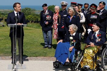 El presidente francés, Emmanuel Macron, que asistió a la ceremonia británica, dijo a los veteranos: “Nadie aquí en Francia puede olvidar su sacrificio”. (LUDOVIC MARIN/REUTERS)