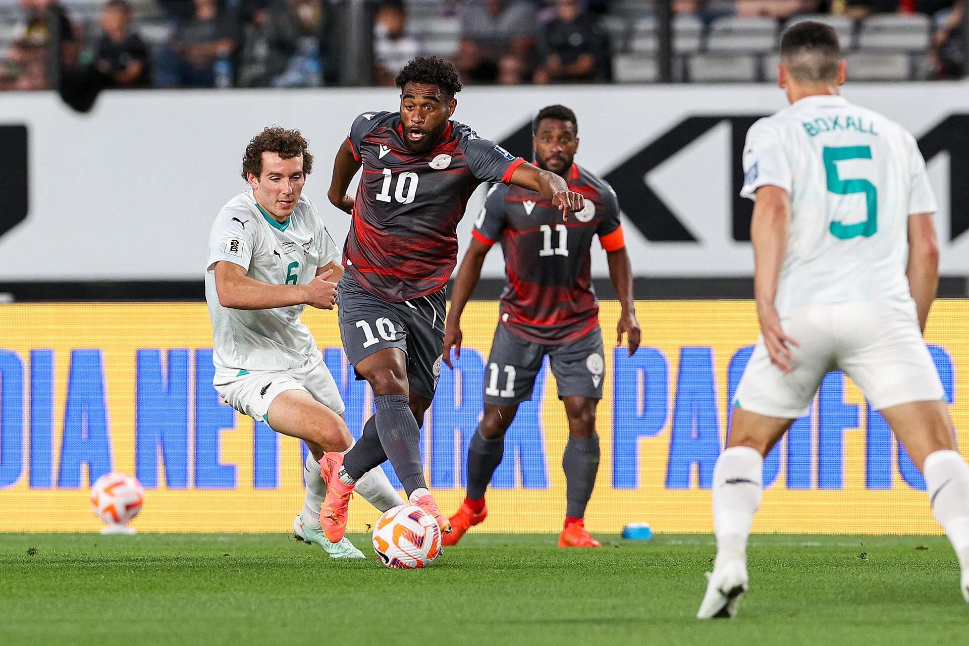 Georges Gope-Fenepej, el 10 de Nueva Caledonia, la sorpresa de Oceanía en el repechaje mundialista (AP)
