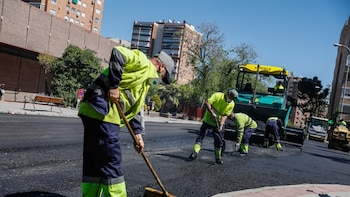Almeida invertirá 114 millones en arreglar el pavimento viario y pagará otros 8,6 millones a una empresa para que le diga dónde están las grietas: hay 60.000 quejas al año