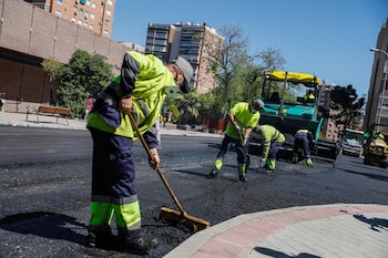 Operarios trabajando en la tradicional 'Operación Asfalto' que cada año hace el Ayuntamiento de la capital