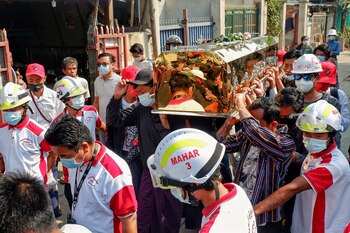 Personas realizan una procesión como parte del funeral de uno de los caídos durante las protestas por el golpe de Estado en Myanmar