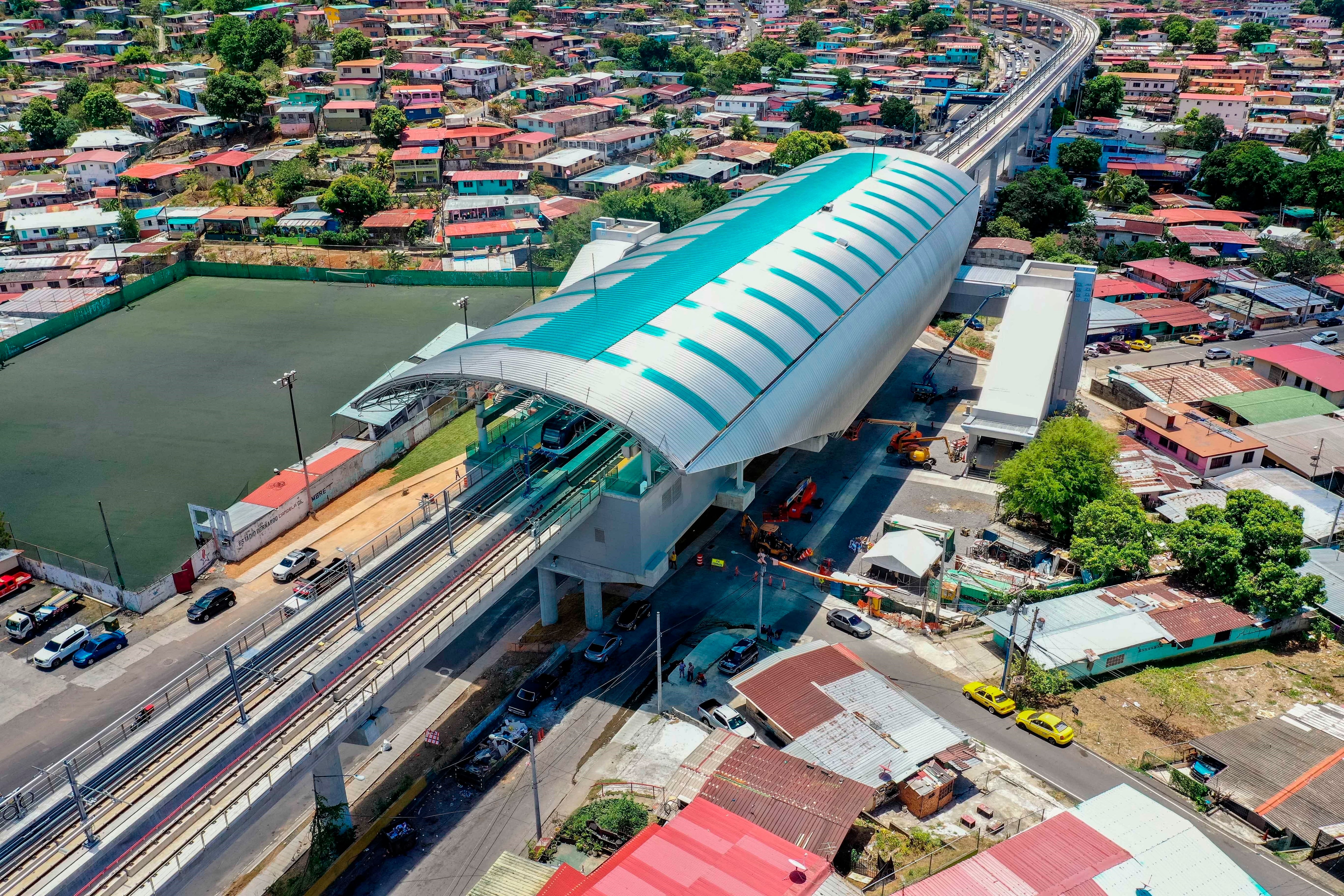 La Línea 2 del Metro de Panamá conecta San Miguelito con Nuevo Tocumen mediante 21 kilómetros de infraestructura elevada, una de las principales alternativas de movilidad para los residentes del este de la ciudad. EFE