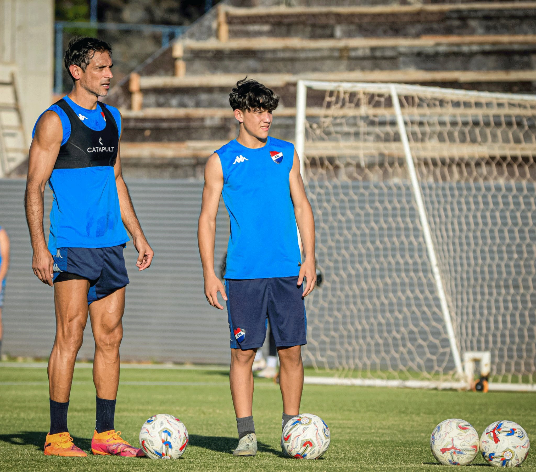 Santiago Benjamín Galeano, de 13 años, inició la pretemporada con el plantel profesional de Nacional de Paraguay. Asu lado, el experimentado Roque Santa Cruz, de 44 años (@clubnacionalpy)