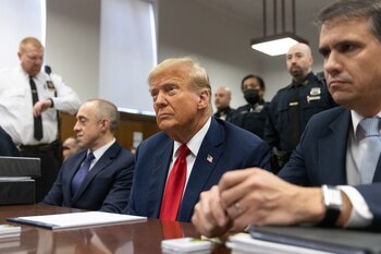 El ex mandatario estadounidense Donald Trump se presentó con sus abogados ante el tribunal penal de Manhattan en Nueva York este jueves 25 de abril de 2024 (Jeenah Moon/REUTERS)