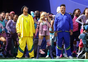 Conjunto deportivo amarillo con detalles verdes, gorro negro y gafas metálicas; una reinterpretación festiva del estilo futbolero brasileño