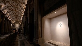 “Franciscus”: imágenes de la tumba