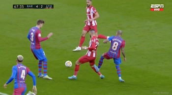 Dani Alves recibió tarjeta roja